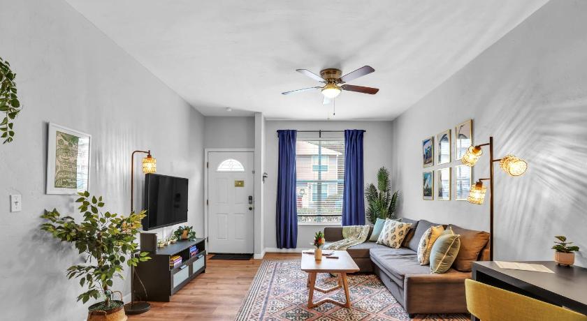 Blissful Haven - Updated & Fully Equipped Condo