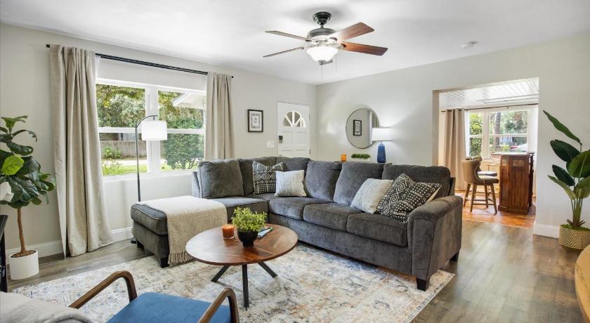 2 Miles to UF & DT - Pergola Fire Pit Game Room