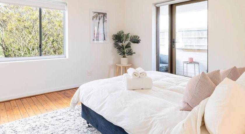 Spacious & bright with ocean views Balcony