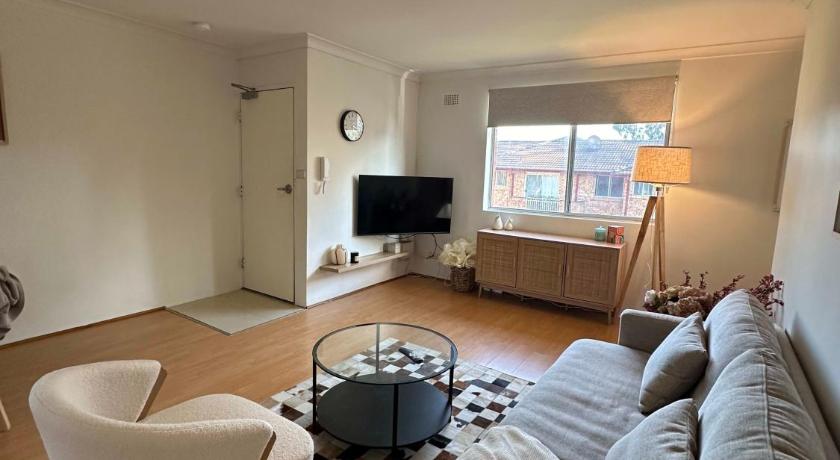 Cute & Light-filled Apartment - near Liverpool CBD