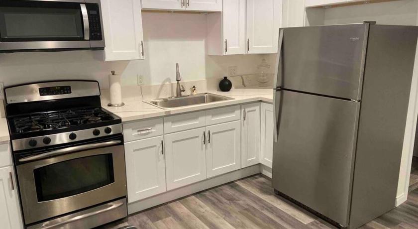 Private guest house with full kitchen and bathroom