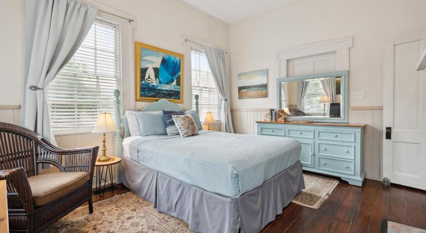 Charming Savannah Duplex Courtyard Parking