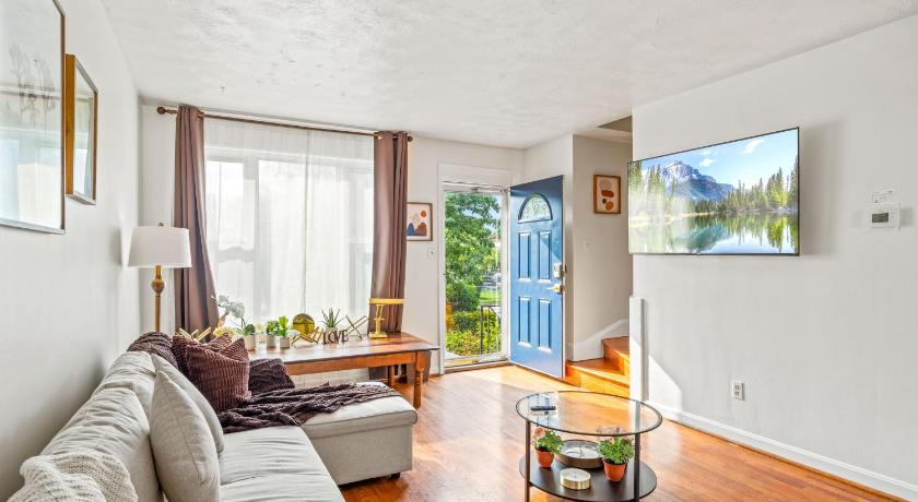 -- 2 King Beds & Free Parking -- Vintage Retreat -- Floyd's Freedom