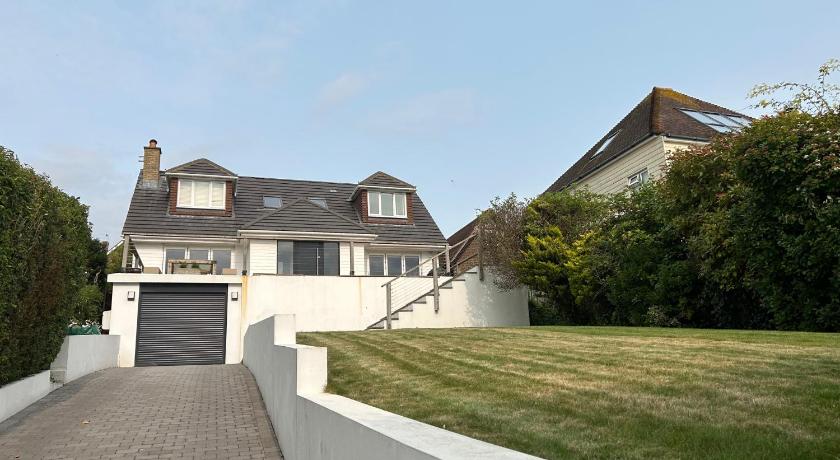 Sanctuary by the Sea with large room incl lounge area, bathroom, direct garden access & free parking