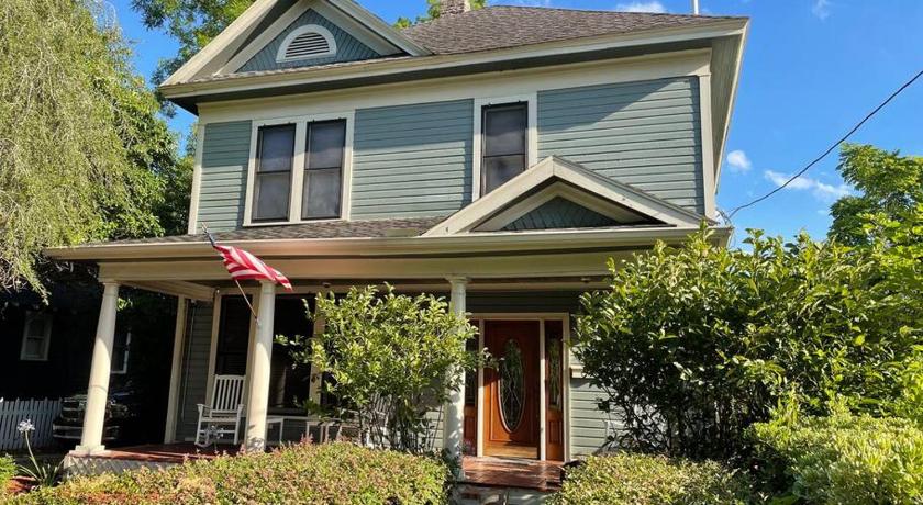 Tuscawilla A, Apt in historic downtown, two bed two bath