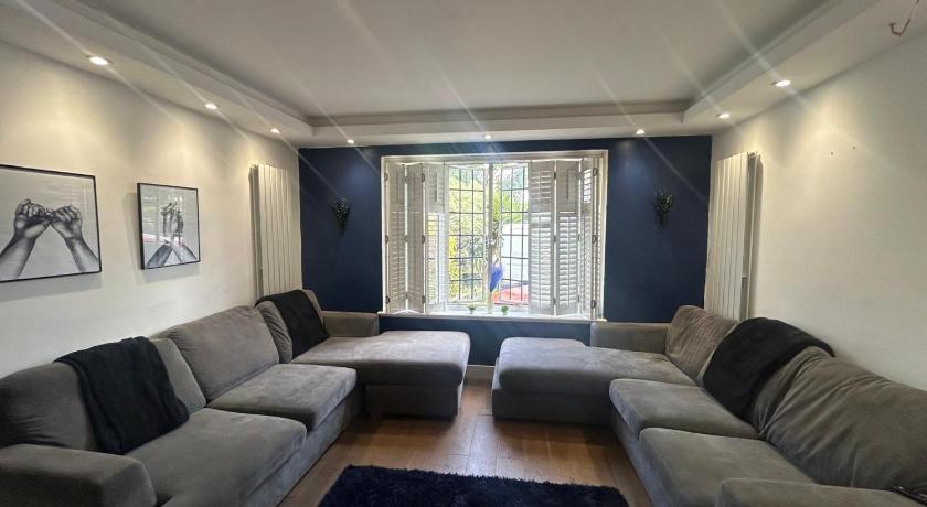 Wandworth, South London Deluxe King Room 2