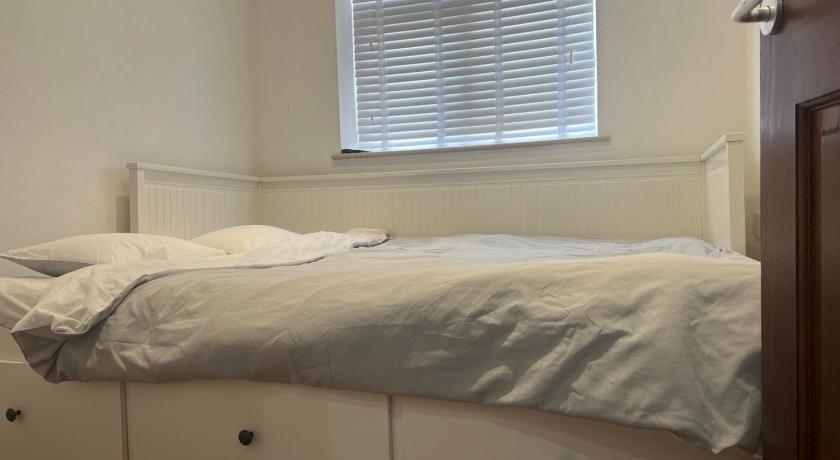 Self contain studio with room, double bed, kitchen