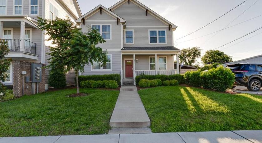 4BD Haven in the Nations, walk to bars and restaurants! Minutes to Broadway!