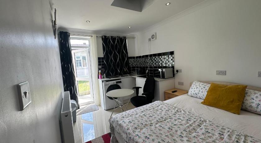 Luxury Ensuite Studio In Crayford Dartford Bexley London With Full Kitchen And Side Garden Alleyway 
