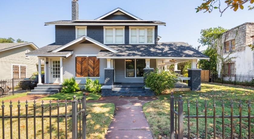 Luxurious 6 bedroom villa near downtown