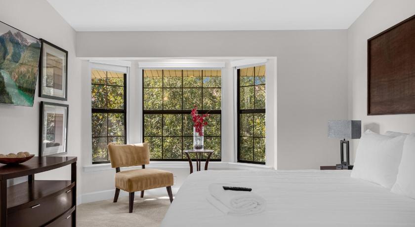 Super Lux 4BR Townhouse - 1 Mile from Disney World- Resort Pool & Jacuzzi , Gym, with Enchanted Gard