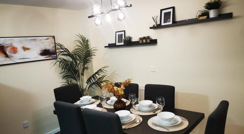 House - Sleeps up to 10 & Free Parking