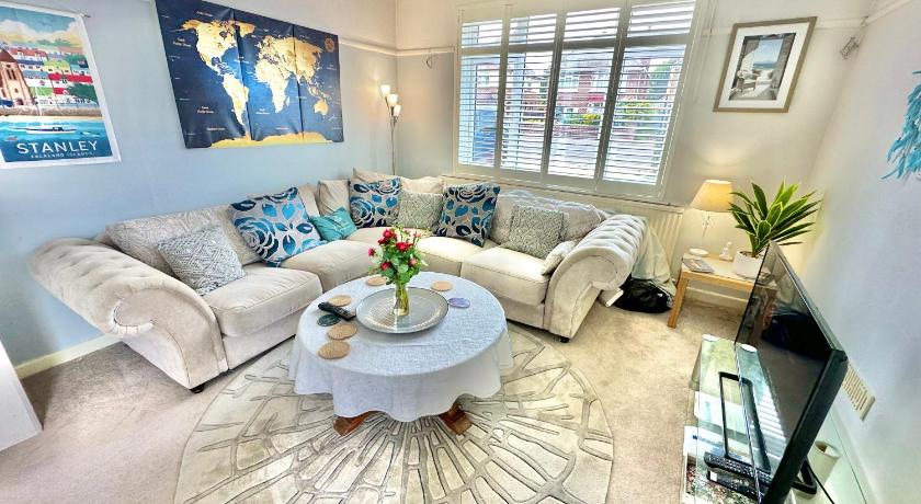 Three Bed Detached Home - Large Garden - Hot Tub - Free Parking - Close to Beach!