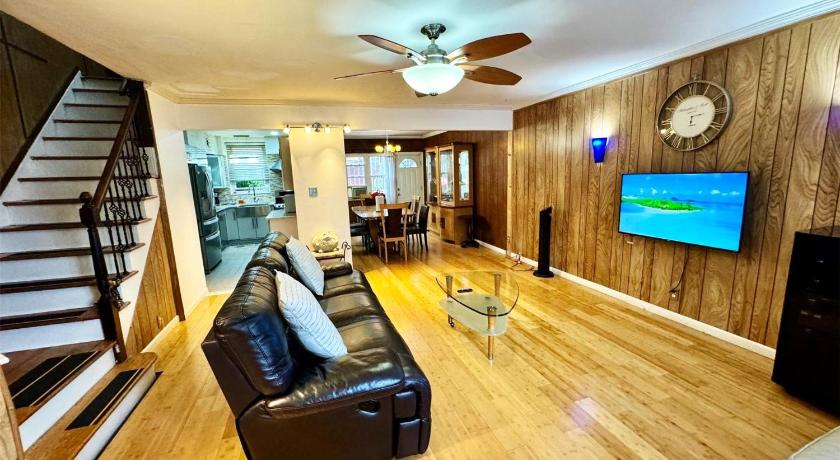 LGA airport 3 mins, 3 BR Duplex House, Parking and private backyard, 9mins subway!