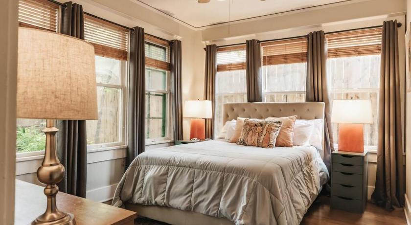 Victorian Gem near UT- Perfect Holiday or Event Stay