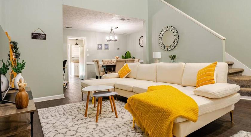 Cozy home with BBQ grill, Firepit, Basketball and Foosball