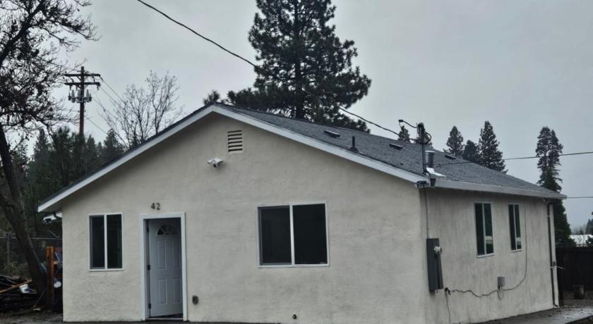 Cute Little House at Mt Shasta