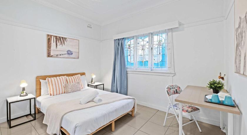 Boutique Double Room - Centrally Located at Granville - Shared Bathroom