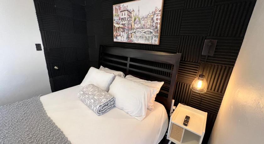 Pura Vida Private Access, Room & Bathroom