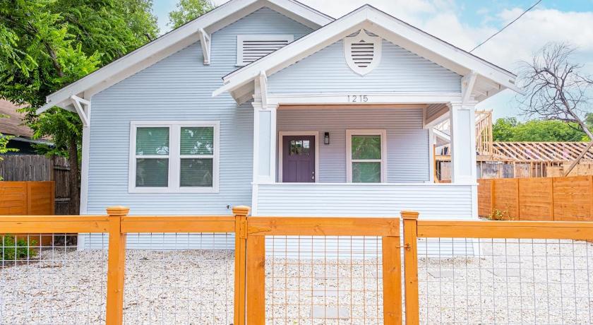 Stunning Elegance 4BR2.5 BA Near Vibrant Downtown