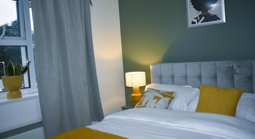 Luxury 2 bed House with 3 beds,3 Free Parking lot in Dartford Near Town Centre, Adjacent Bus Stop, T