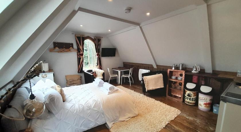 Quaint Studio Loft Room nr Hampton Court