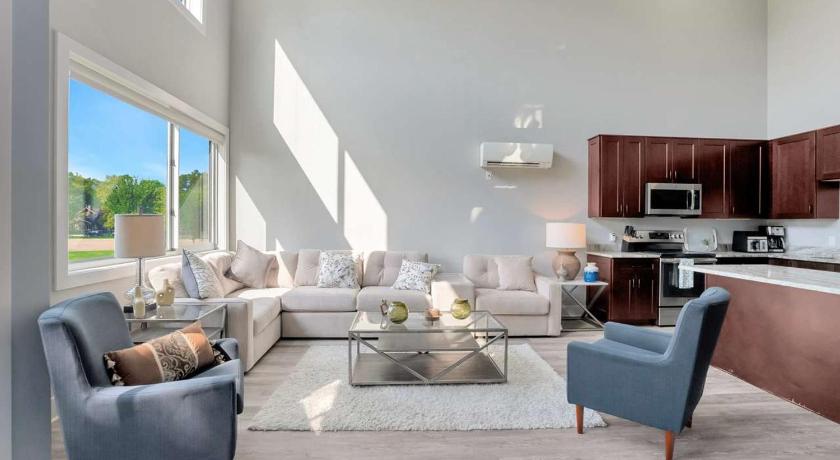 Luxe Condo Overlooking Park