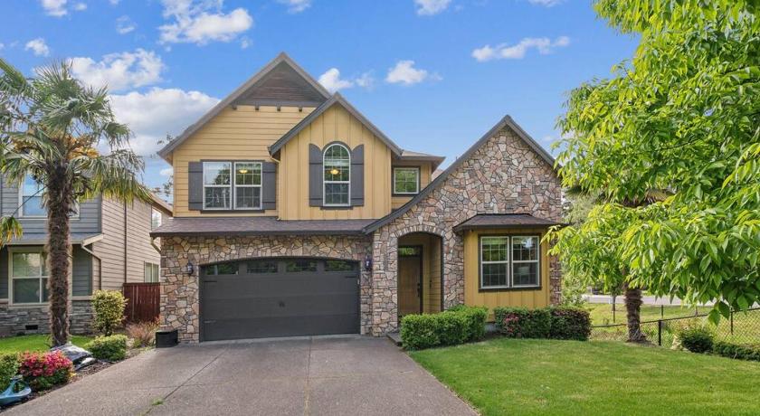 Spacious, Quiet, private, 5 BR Near Portland DT