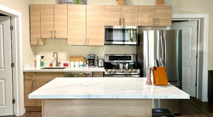 DT Stylish & Newly Renovated Home 2bdrm KQ beds Sea Tac 6 Miles with AC