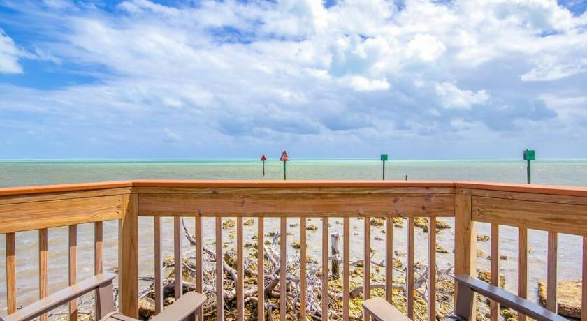 Bright 2BR Condo with Breathtaking Ocean View