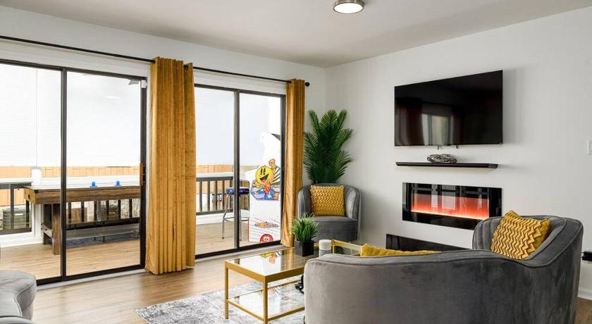 Grey Sapphire Hideaway - 2BR 2BA w Arcade & Pool