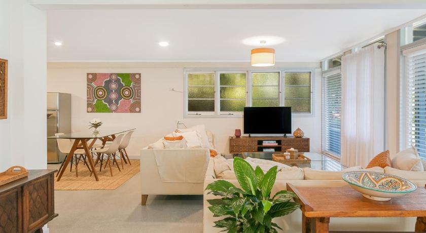 Glenelg Apartment