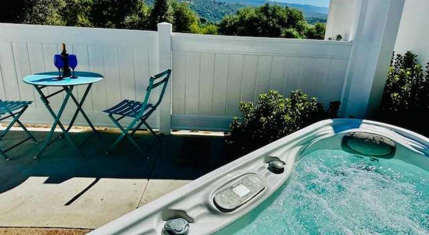 Creature Comforts Suite-Private Hot Tub-Sleeps 2