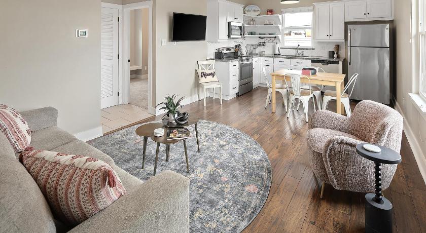 1 Bedroom Guest House Across the Street From Kyle Field