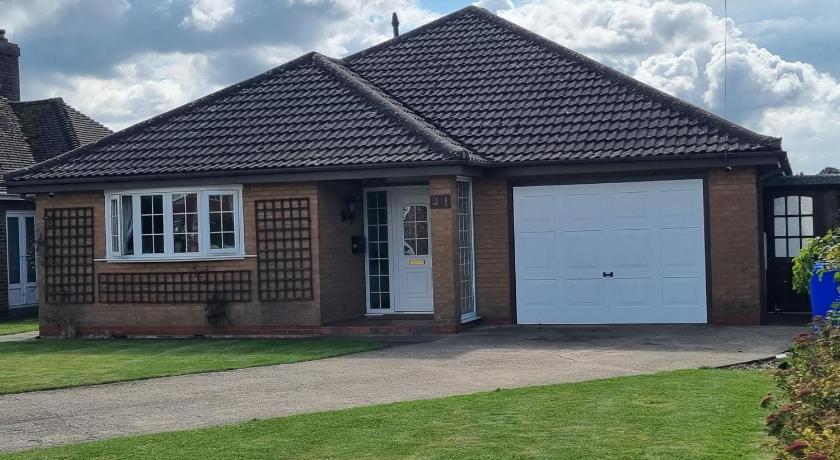 Spacious & Upmarket 2 Bedroom Detached Bungalow in Boston