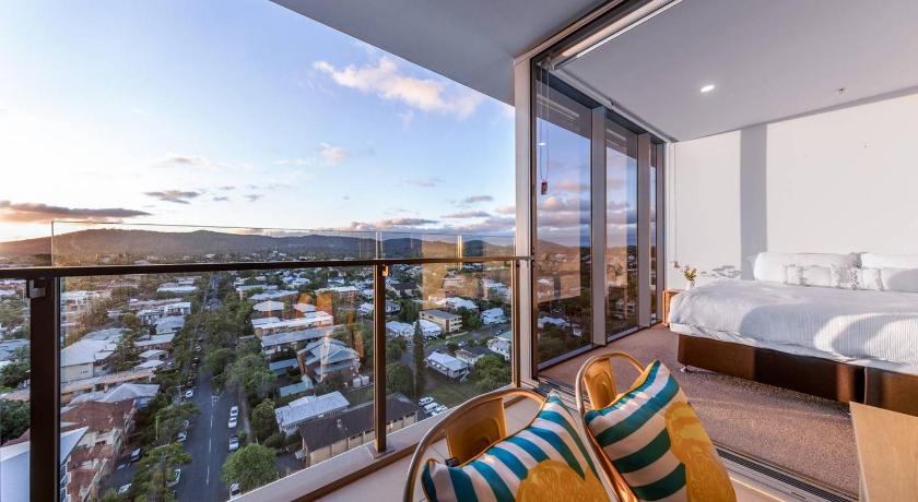 Modern APT in Toowong with Mountain View
