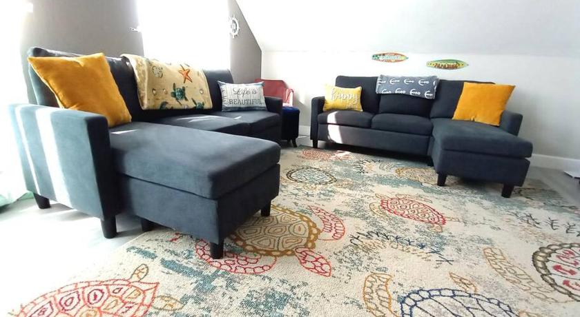 SEA LA VIE COZY BEACH HOME ON 500 BLOCK, Walk to beach only half mile away, SLEEPS 6