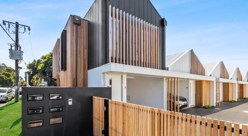 Beach Luxury On The Park - Brand New 2 bedroom 3 Bathroom Carport Shops 100m Beach 500m Aircon Heati