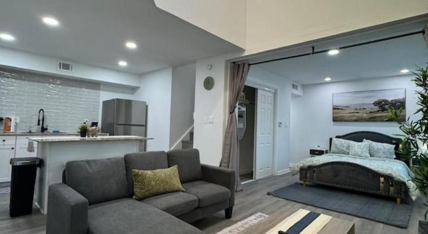 DT Dallas 2BD COZY ABODE 5 Min from Love Field