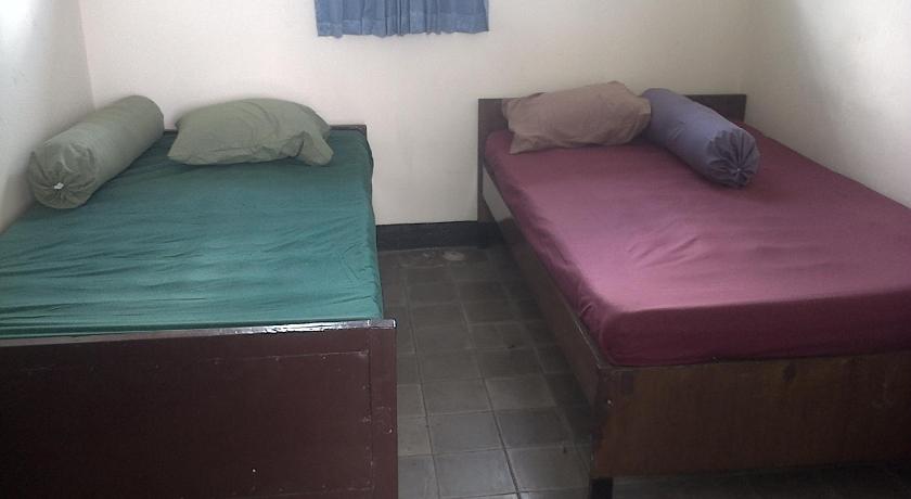 Menginap di rumah tenun Astiti