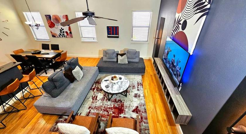 Sleeps 8 Zen Galleria Retreat KING BED Patio 3 BR