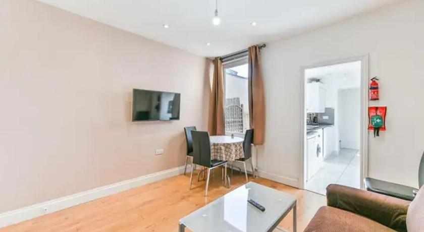 Amazing 4 bed house in Kingston