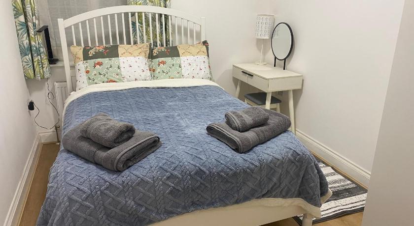 Slough - Sleeps 3 - PetFriendly - Riverside - Bay