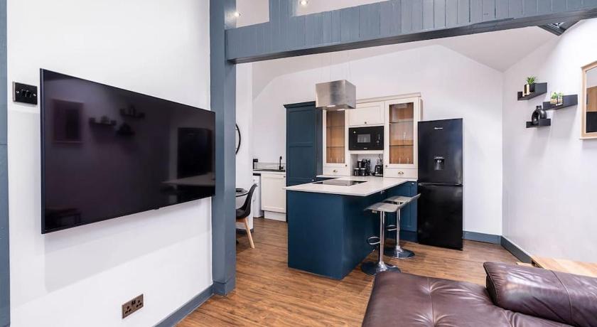 Stunning 3 Bedroom Apartment Great Location