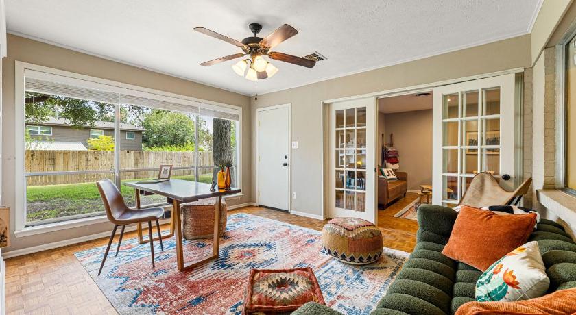 1 Mile to Texas A&M & Kyle Field - 5BD with Pingpong Table, Firepit and parking for 8 cars!
