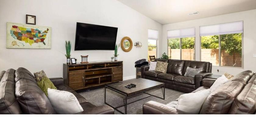 Spacious 5 bedroom house with pool access!
