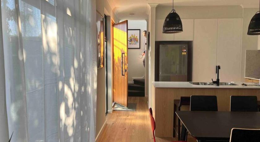 Sunny and Quiet Townhouse