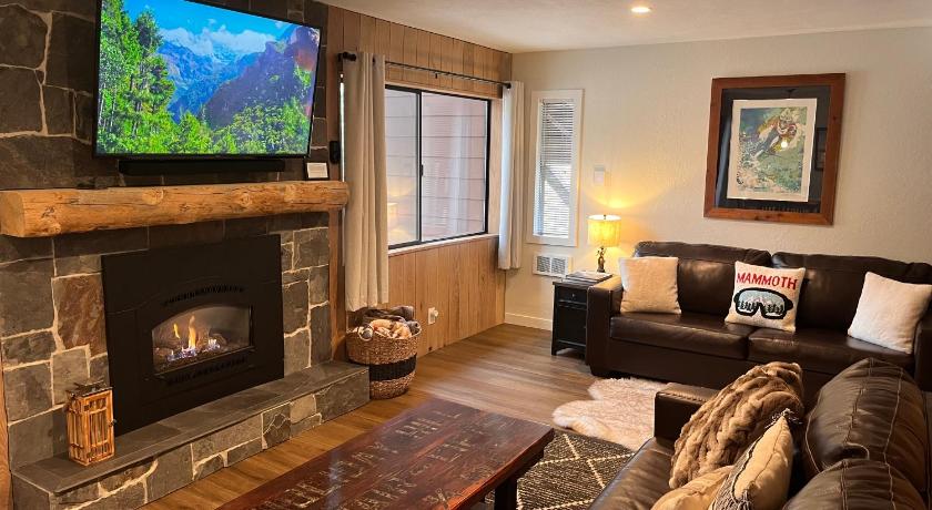 Tastefully Remodeled Condo at Mammoth Ski & Racquet Club, Hot Tub, Garage, 10 Min Walk to Ski Lifts