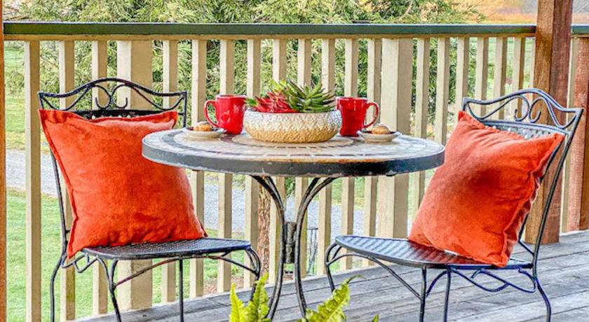 Riverview Cozy Home by the River