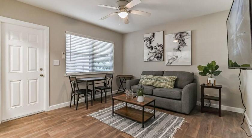 Lovely 1 Bedroom Steps from the Beach